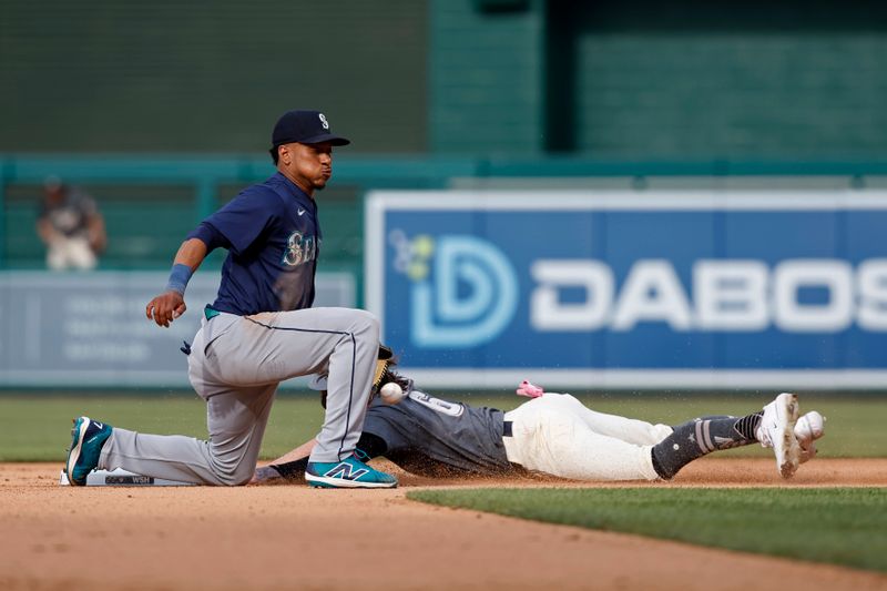 May 25, 2024; Washington, District of Columbia, USA; Washington Nationals outfielder Jesse Winker (6) steals second base ahead of an attempted tag by Seattle Mariners second baseman Jorge Polanco (7) during the seventh inning at Nationals Park. Mandatory Credit: Geoff Burke-USA TODAY Sports