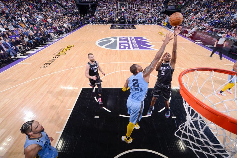 SACRAMENTO, CA - JANUARY 23:  De'Aaron Fox #5 of the Sacramento Kings drives to the basket during the game against the  Memphis Grizzlies  on January 23, 2023 at Golden 1 Center in Sacramento, California. NOTE TO USER: User expressly acknowledges and agrees that, by downloading and or using this Photograph, user is consenting to the terms and conditions of the Getty Images License Agreement. Mandatory Copyright Notice: Copyright 2023 NBAE (Photo by Rocky Widner/NBAE via Getty Images)