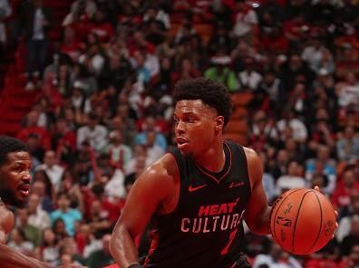 MIAMI, FL - NOVEMBER 28: Kyle Lowry #7 of the Miami Heat handles the ball during the game against the Milwaukee Bucks during the In-Season Tournament on November 28, 2023 at Kaseya Center in Miami, Florida. NOTE TO USER: User expressly acknowledges and agrees that, by downloading and or using this Photograph, user is consenting to the terms and conditions of the Getty Images License Agreement. Mandatory Copyright Notice: Copyright 2023 NBAE (Photo by Issac Baldizon/NBAE via Getty Images)