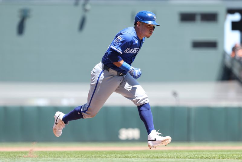 May 21, 2025; San Francisco, California, USA; Kansas City Royals catcher Freddy Fermin (34) runs home against the San Francisco Giants during the fifth inning at Oracle Park. Mandatory Credit: Kelley L Cox-Imagn Images