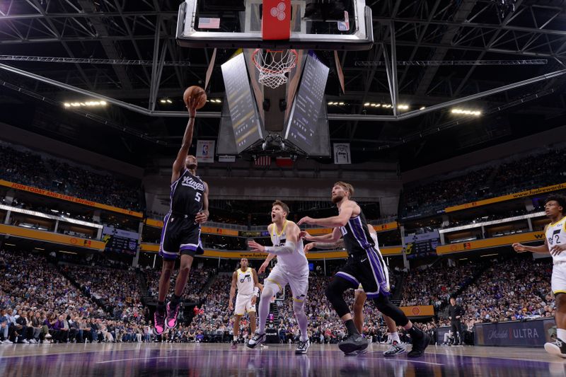 SACRAMENTO, CA - MARCH 31: De'Aaron Fox #5 of the Sacramento Kings drives to the basket during the game against the Utah Jazz on March 31, 2024 at Golden 1 Center in Sacramento, California. NOTE TO USER: User expressly acknowledges and agrees that, by downloading and or using this Photograph, user is consenting to the terms and conditions of the Getty Images License Agreement. Mandatory Copyright Notice: Copyright 2024 NBAE (Photo by Rocky Widner/NBAE via Getty Images)