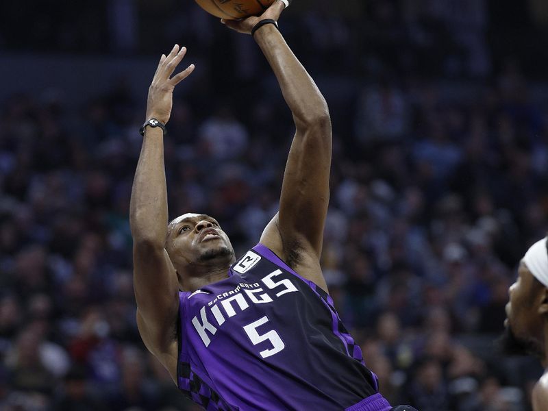 SACRAMENTO, CALIFORNIA - JANUARY 01: De'Aaron Fox #5 of the Sacramento Kings shoots against the Philadelphia 76ers during the first half of an NBA basketball game at Golden 1 Center on January 01, 2025 in Sacramento, California. NOTE TO USER: User expressly acknowledges and agrees that, by downloading and or using this photograph, User is consenting to the terms and conditions of the Getty Images License Agreement. (Photo by Thearon W. Henderson/Getty Images)