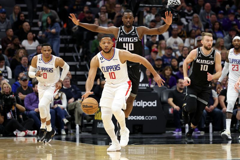 SACRAMENTO, CALIFORNIA - MARCH 03: Eric Gordon #10 of the LA Clippers dribbles past Harrison Barnes #40 of the Sacramento Kings at Golden 1 Center on March 03, 2023 in Sacramento, California. NOTE TO USER: User expressly acknowledges and agrees that, by downloading and or using this photograph, User is consenting to the terms and conditions of the Getty Images License Agreement.   (Photo by Ezra Shaw/Getty Images)