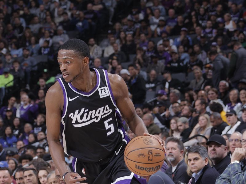 SACRAMENTO, CA - NOVEMBER 13: De'Aaron Fox #5 of the Sacramento Kings dribbles the ball during the game against the Phoenix Suns on November 13, 2024 at Golden 1 Center in Sacramento, California. NOTE TO USER: User expressly acknowledges and agrees that, by downloading and or using this Photograph, user is consenting to the terms and conditions of the Getty Images License Agreement. Mandatory Copyright Notice: Copyright 2024 NBAE (Photo by Rocky Widner/NBAE via Getty Images)