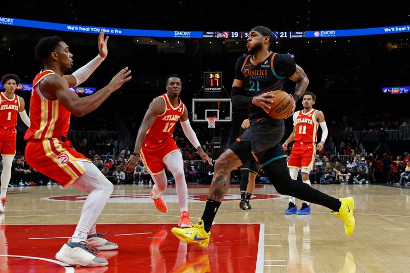 ATLANTA, GA - JANUARY 13: Daniel Gafford #21 of the Washington Wizards drives to the basket during the game against the Atlanta Hawks on January 13, 2024 at State Farm Arena in Atlanta, Georgia.  NOTE TO USER: User expressly acknowledges and agrees that, by downloading and/or using this Photograph, user is consenting to the terms and conditions of the Getty Images License Agreement. Mandatory Copyright Notice: Copyright 2024 NBAE (Photo by Mercedes Oliver/NBAE via Getty Images)