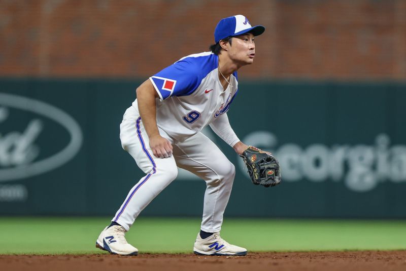 Sep 27, 2025; Cumberland, Georgia, USA; Atlanta Braves shortstop Ha-Seong Kim (9) waits for a hit in the game against the Pittsburgh Pirates during the third inning at Truist Park. Mandatory Credit: Jordan Godfree-Imagn Images
