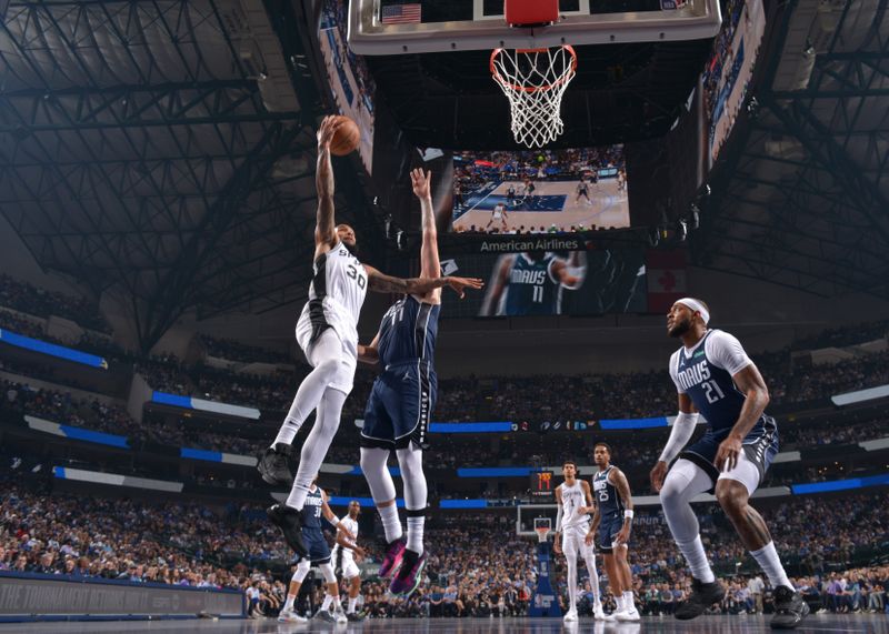 DALLAS, TX - OCTOBER 24: Julian Champagnie #30 of the San Antonio Spurs drives to the basket during the game against the Dallas Mavericks on October 24, 2024 at the American Airlines Center in Dallas, Texas. NOTE TO USER: User expressly acknowledges and agrees that, by downloading and or using this photograph, User is consenting to the terms and conditions of the Getty Images License Agreement. Mandatory Copyright Notice: Copyright 2024 NBAE (Photo by Glenn James/NBAE via Getty Images)
