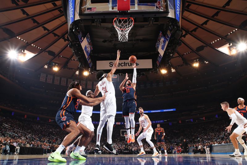 NEW YORK, NY - OCTOBER 28: Jalen Brunson #11 of the New York Knicks drives to the basket during the game against the Cleveland Cavaliers on October 28, 2024 at Madison Square Garden in New York City, New York.  NOTE TO USER: User expressly acknowledges and agrees that, by downloading and or using this photograph, User is consenting to the terms and conditions of the Getty Images License Agreement. Mandatory Copyright Notice: Copyright 2024 NBAE  (Photo by Nathaniel S. Butler/NBAE via Getty Images)