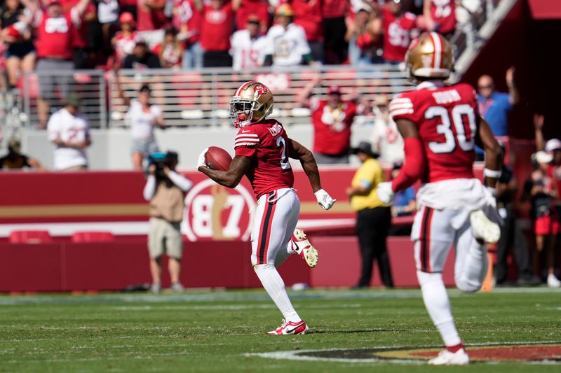 San Francisco 49ers' Deommodore Lenoir (2) returns a blocked field goal for a touchdown during the first half of an NFL football game against the Arizona Cardinals in Santa Clara, Calif., Sunday, Oct. 6, 2024. (AP Photo/Godofredo A. Vásquez)