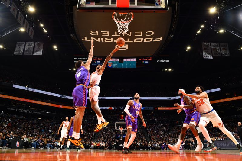 PHOENIX, AZ - NOVEMBER 20: Cameron Payne #1 of the New York Knicks shoots the ball during the game against the Phoenix Suns on November 20, 2024 at Footprint Center in Phoenix, Arizona. NOTE TO USER: User expressly acknowledges and agrees that, by downloading and or using this photograph, user is consenting to the terms and conditions of the Getty Images License Agreement. Mandatory Copyright Notice: Copyright 2024 NBAE (Photo by Barry Gossage/NBAE via Getty Images)