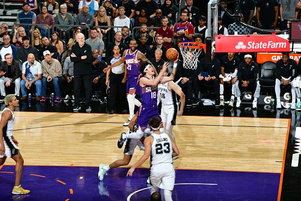 PHOENIX, AZ - NOVEMBER 2: Yuta Watanabe #18 of the Phoenix Suns drives to the basket during the game against the San Antonio Spurs on November 2, 2023 at Footprint Center in Phoenix, Arizona. NOTE TO USER: User expressly acknowledges and agrees that, by downloading and or using this photograph, user is consenting to the terms and conditions of the Getty Images License Agreement. Mandatory Copyright Notice: Copyright 2023 NBAE (Photo by Kate Frese/NBAE via Getty Images)