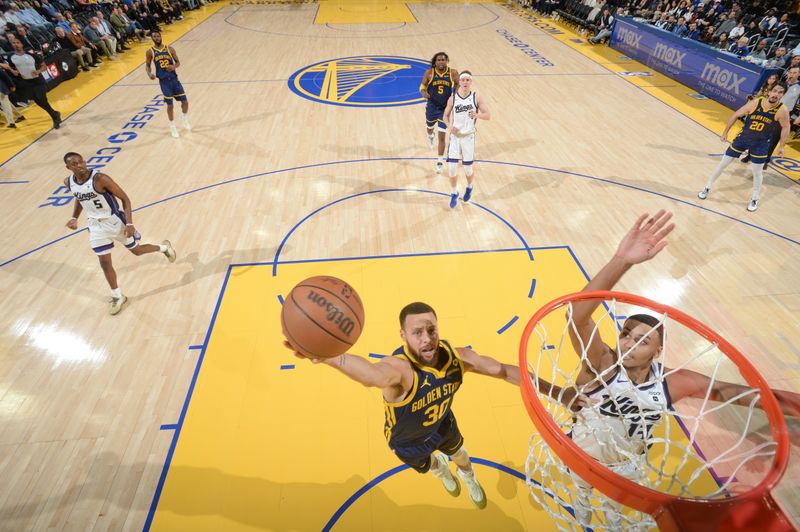 SAN FRANCISCO, CA - JANUARY 25:  Stephen Curry #30 of the Golden State Warriors goes to the basket during the game on January 25, 2024 at Chase Center in San Francisco, California. NOTE TO USER: User expressly acknowledges and agrees that, by downloading and or using this photograph, user is consenting to the terms and conditions of Getty Images License Agreement. Mandatory Copyright Notice: Copyright 2024 NBAE (Photo by Noah Graham/NBAE via Getty Images)