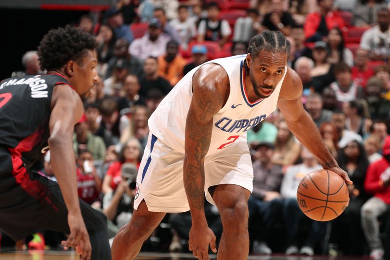 MIAMI, FL - FEBRUARY 4: Kawhi Leonard #2 of the LA Clippers dribbles the ball during the game against the Miami Heat on February 4, 2024 at Kaseya Center in Miami, Florida. NOTE TO USER: User expressly acknowledges and agrees that, by downloading and or using this Photograph, user is consenting to the terms and conditions of the Getty Images License Agreement. Mandatory Copyright Notice: Copyright 2024 NBAE (Photo by Issac Baldizon/NBAE via Getty Images)