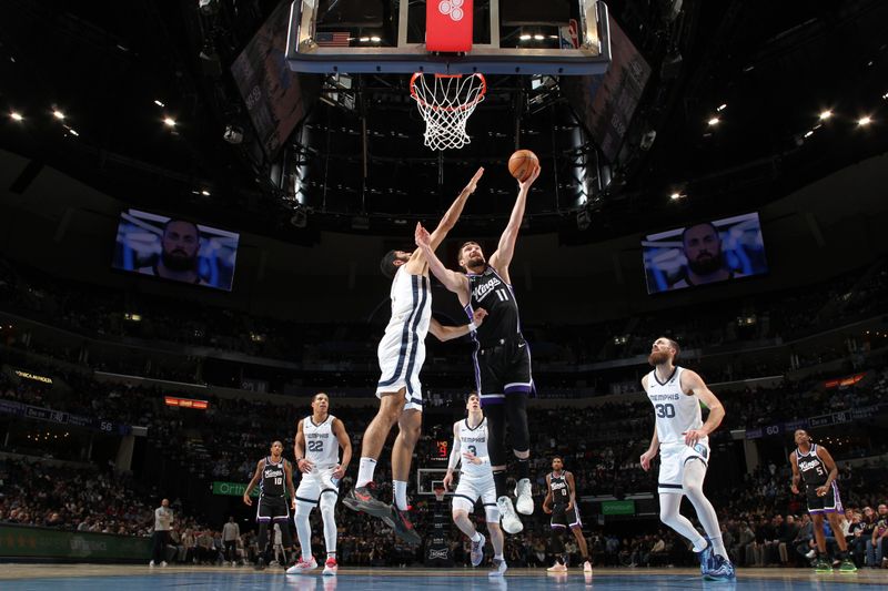 MEMPHIS, TN - DECEMBER 5: Domantas Sabonis #11 of the Sacramento Kings drives to the basket during the game against the Memphis Grizzlies on December 5, 2024 at FedExForum in Memphis, Tennessee. NOTE TO USER: User expressly acknowledges and agrees that, by downloading and or using this photograph, User is consenting to the terms and conditions of the Getty Images License Agreement. Mandatory Copyright Notice: Copyright 2024 NBAE (Photo by Joe Murphy/NBAE via Getty Images)