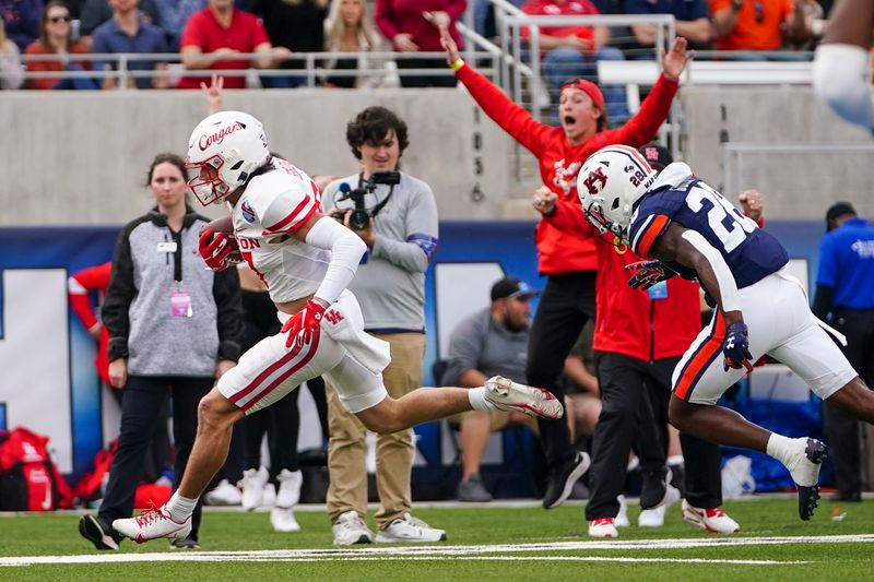 Dec 28, 2021; Birmingham, Alabama, USA; Houston Cougars wide receiver Jake Herslow (87) scores the go ahead touchdown late in the 4th quarter against the Auburn Tigers during the 2021 Birmingham Bowl at Protective Stadium. Mandatory Credit: Marvin Gentry-USA TODAY Sports