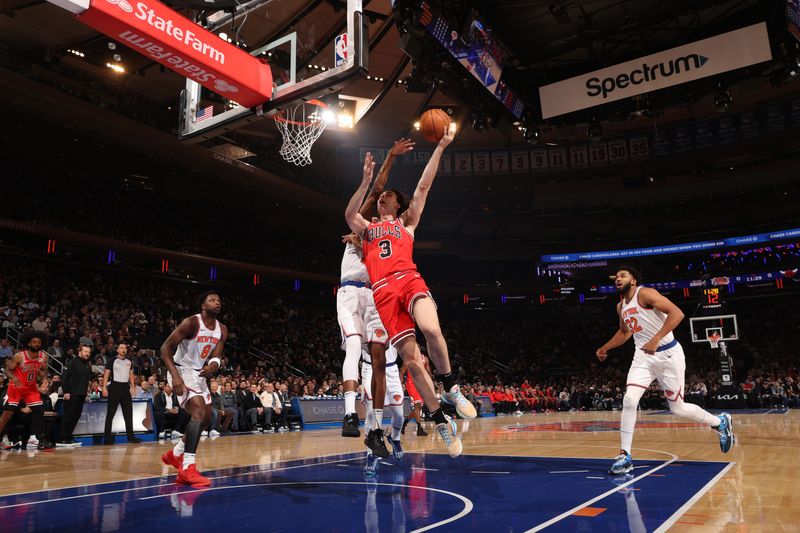 NEW YORK, NY - NOVEMBER 13: Josh Giddey #3 of the Chicago Bulls drives to the basket during the game against the New York Knicks on November 13, 2024 at Madison Square Garden in New York City, New York.  NOTE TO USER: User expressly acknowledges and agrees that, by downloading and or using this photograph, User is consenting to the terms and conditions of the Getty Images License Agreement. Mandatory Copyright Notice: Copyright 2024 NBAE  (Photo by Joe Murphy/NBAE via Getty Images)