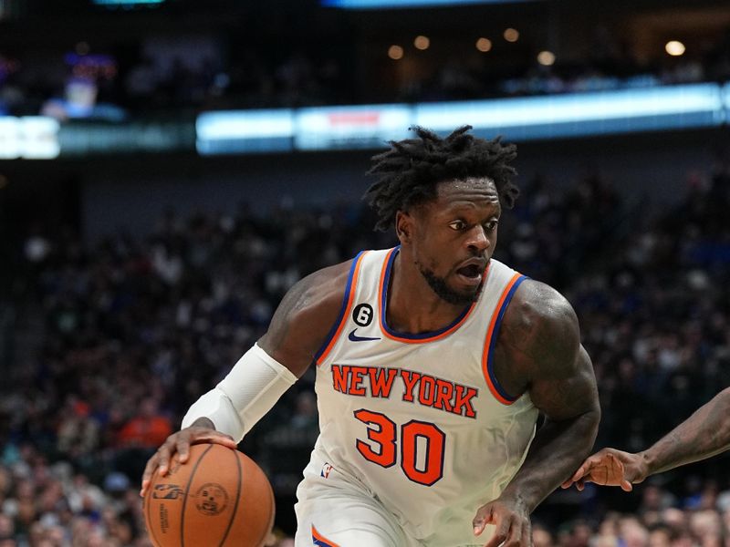 DALLAS, TX - DECEMBER 27: Julius Randle #30 of the New York Knicks drives to the basket during the game against the Dallas Mavericks on December 27, 2022 at the American Airlines Center in Dallas, Texas. NOTE TO USER: User expressly acknowledges and agrees that, by downloading and or using this photograph, User is consenting to the terms and conditions of the Getty Images License Agreement. Mandatory Copyright Notice: Copyright 2022 NBAE (Photo by Glenn James/NBAE via Getty Images)