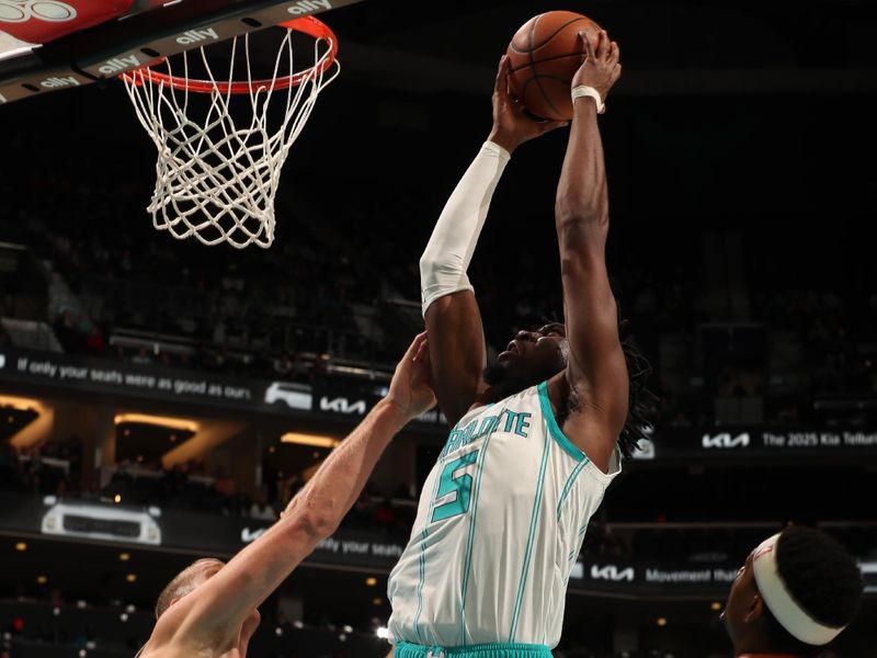 CHARLOTTE, NC - JANUARY 7: Mark Williams #5 of the Charlotte Hornets drives to the basket during the game against the Phoenix Suns on January 7, 2025 at Spectrum Center in Charlotte, North Carolina. NOTE TO USER: User expressly acknowledges and agrees that, by downloading and or using this photograph, User is consenting to the terms and conditions of the Getty Images License Agreement. Mandatory Copyright Notice: Copyright 2025 NBAE (Photo by Kent Smith/NBAE via Getty Images)