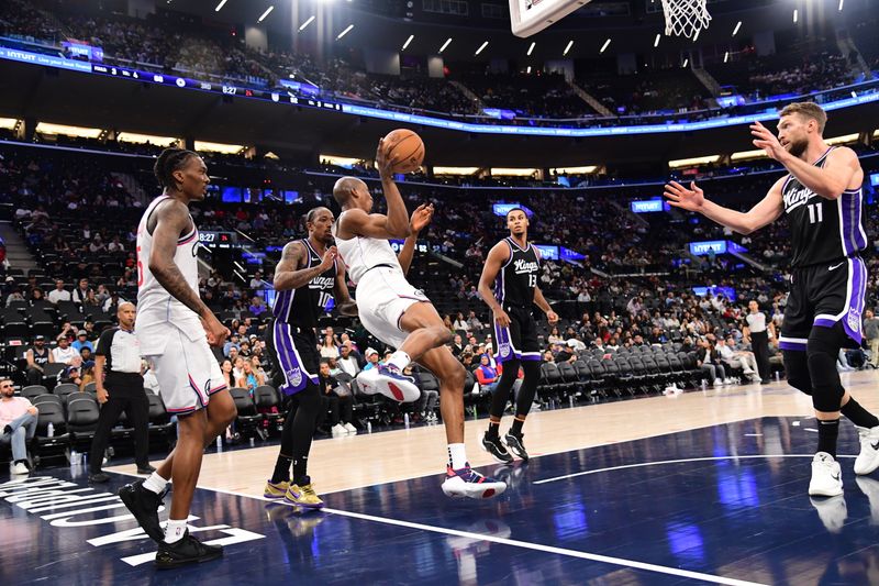 INGLEWOOD, CA - OCTOBER 17: Nicolas Batum #33 of the LA Clippers passes the ball during the game against the Sacramento Kings during a NBA Preseason game on October 17, 2024 at Intuit Dome in Los Angeles, California. NOTE TO USER: User expressly acknowledges and agrees that, by downloading and/or using this Photograph, user is consenting to the terms and conditions of the Getty Images License Agreement. Mandatory Copyright Notice: Copyright 2024 NBAE (Photo by Adam Pantozzi/NBAE via Getty Images)