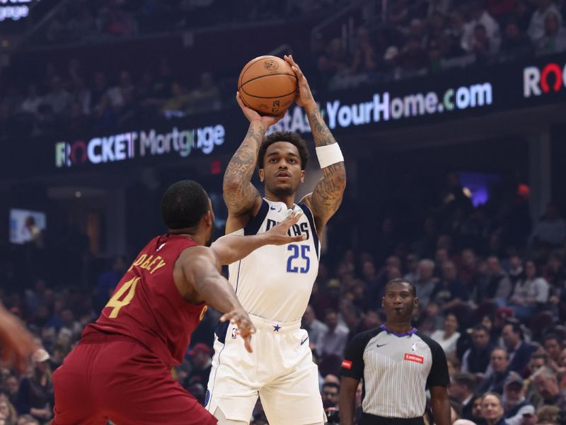 CLEVELAND, OH - FEBRUARY 27: P.J. Washington #25 of the Dallas Mavericks shoots the ball during the game against the Cleveland Cavaliers on February 27, 2024 at Rocket Mortgage FieldHouse in Cleveland, Ohio. NOTE TO USER: User expressly acknowledges and agrees that, by downloading and/or using this Photograph, user is consenting to the terms and conditions of the Getty Images License Agreement. Mandatory Copyright Notice: Copyright 2024 NBAE (Photo by  Lauren Leigh Bacho/NBAE via Getty Images)