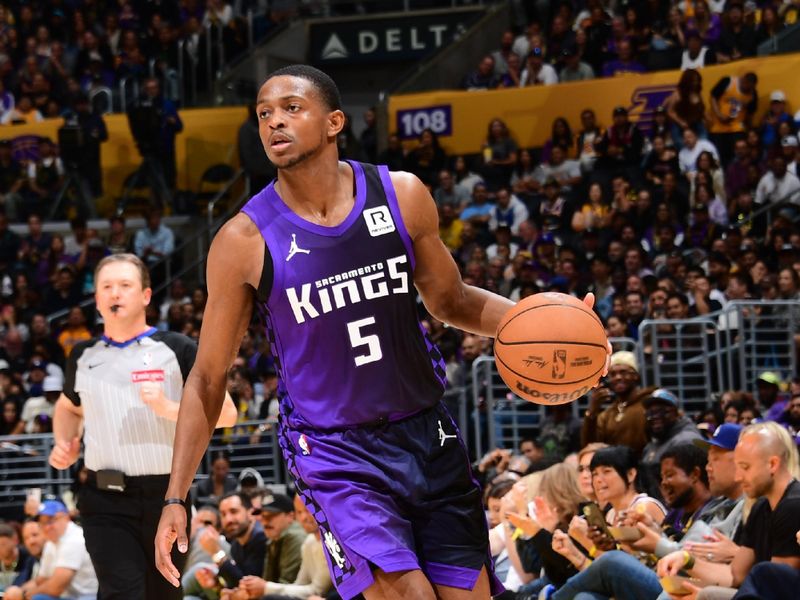 LOS ANGELES, CA - OCTOBER 26: De'Aaron Fox #5 of the Sacramento Kings dribbles the ball during the game against the Los Angeles Lakers on October 26, 2024 at Crypto.Com Arena in Los Angeles, California. NOTE TO USER: User expressly acknowledges and agrees that, by downloading and/or using this Photograph, user is consenting to the terms and conditions of the Getty Images License Agreement. Mandatory Copyright Notice: Copyright 2024 NBAE (Photo by Adam Pantozzi/NBAE via Getty Images)