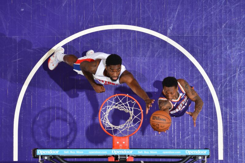 PHOENIX, AZ - FEBRUARY 14:  Saben Lee #38 of the Phoenix Suns drives to the basket during the game against the Detroit Pistons on February 14, 2024 at Footprint Center in Phoenix, Arizona. NOTE TO USER: User expressly acknowledges and agrees that, by downloading and or using this photograph, user is consenting to the terms and conditions of the Getty Images License Agreement. Mandatory Copyright Notice: Copyright 2024 NBAE (Photo by Barry Gossage/NBAE via Getty Images)