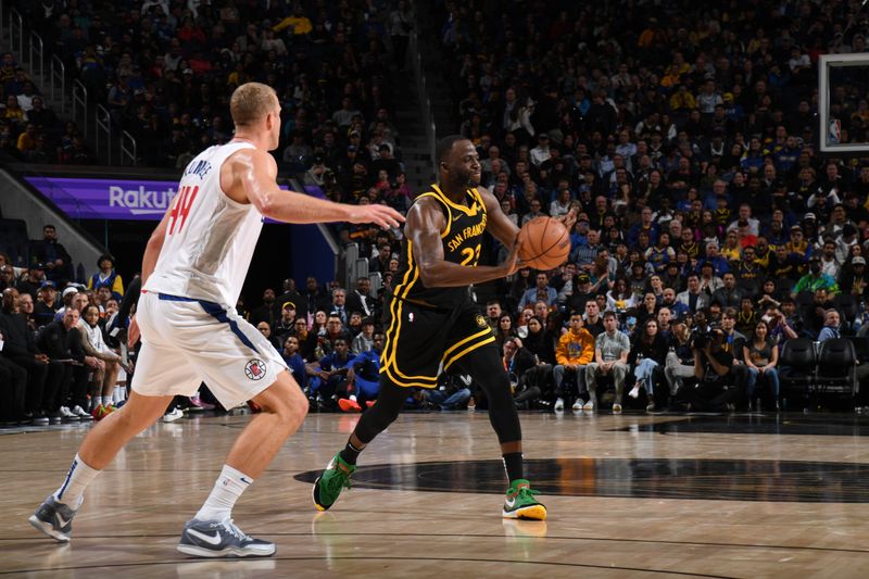 SAN FRANCISCO, CA - FEBRUARY 14: Draymond Green #23 of the Golden State Warriors looks to pass the ball during the game against the LA Clippers on FEBRUARY 14, 2024 at Chase Center in San Francisco, California. NOTE TO USER: User expressly acknowledges and agrees that, by downloading and or using this photograph, user is consenting to the terms and conditions of Getty Images License Agreement. Mandatory Copyright Notice: Copyright 2024 NBAE (Photo by Noah Graham/NBAE via Getty Images)