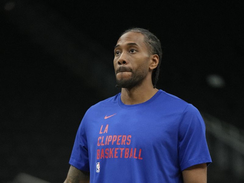 MILWAUKEE, WISCONSIN - MARCH 04: Kawhi Leonard #2 of the LA Clippers warms up before a game against the Milwaukee Bucks at Fiserv Forum on March 04, 2024 in Milwaukee, Wisconsin. NOTE TO USER: User expressly acknowledges and agrees that, by downloading and or using this photograph, User is consenting to the terms and conditions of the Getty Images License Agreement. (Photo by Patrick McDermott/Getty Images)