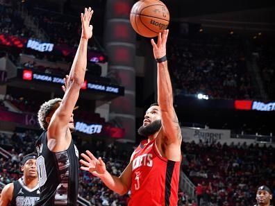 HOUSTON, TX - DECEMBER 11: Fred VanVleet #5 of the Houston Rockets shoots the ball during the game against the San Antonio Spurs on December 11, 2023 at the Toyota Center in Houston, Texas. NOTE TO USER: User expressly acknowledges and agrees that, by downloading and or using this photograph, User is consenting to the terms and conditions of the Getty Images License Agreement. Mandatory Copyright Notice: Copyright 2023 NBAE (Photo by Logan Riely/NBAE via Getty Images)