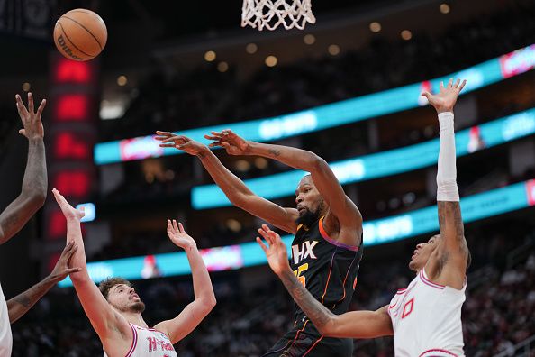 HOUSTON, TEXAS - DECEMBER 27: Kevin Durant #35 of the Phoenix Suns passes the ball during the second quarter of the game against the Houston Rockets at Toyota Center on December 27, 2023 in Houston, Texas. User expressly acknowledges and agrees that, by downloading and or using this photograph, User is consenting to the terms and conditions of the Getty Images License Agreement. (Photo by Alex Bierens de Haan/Getty Images)