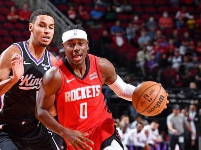 HOUSTON, TX - NOVEMBER 6: Aaron Holiday #0 of the Houston Rockets drives to the basket during the game against the Sacramento Kings on November 6, 2023 at the Toyota Center in Houston, Texas. NOTE TO USER: User expressly acknowledges and agrees that, by downloading and or using this photograph, User is consenting to the terms and conditions of the Getty Images License Agreement. Mandatory Copyright Notice: Copyright 2023 NBAE (Photo by Logan Riely/NBAE via Getty Images)