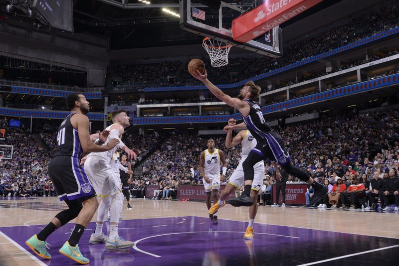 SACRAMENTO, CA - MARCH 31: Domantas Sabonis #10 of the Sacramento Kings drives to the basket during the game against the Utah Jazz on March 31, 2024 at Golden 1 Center in Sacramento, California. NOTE TO USER: User expressly acknowledges and agrees that, by downloading and or using this Photograph, user is consenting to the terms and conditions of the Getty Images License Agreement. Mandatory Copyright Notice: Copyright 2024 NBAE (Photo by Rocky Widner/NBAE via Getty Images)