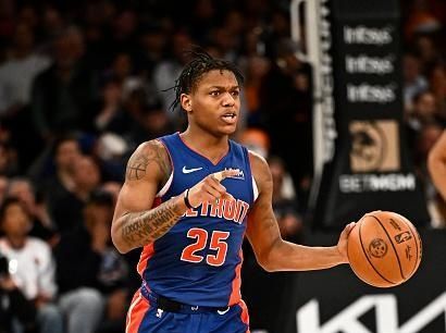 NEW YORK, NY - NOVEMBER 30: Marcus Sasser #25 of the Detroit Pistons handles the ball during the game against the New York Knicks on November 30, 2023 at Madison Square Garden in New York City, New York.  NOTE TO USER: User expressly acknowledges and agrees that, by downloading and or using this photograph, User is consenting to the terms and conditions of the Getty Images License Agreement. Mandatory Copyright Notice: Copyright 2023 NBAE  (Photo by David Dow/NBAE via Getty Images)