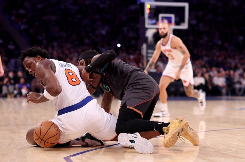 NEW YORK, NEW YORK - JANUARY 18:  OG Anunoby #8 of the New York Knicks and Delon Wright #55 of the Washington Wizards go after the loose ball at Madison Square Garden on January 18, 2024 in New York City. NOTE TO USER: User expressly acknowledges and agrees that, by downloading and or using this photograph, User is consenting to the terms and conditions of the Getty Images License Agreement (Photo by Elsa/Getty Images)