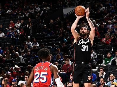 PHILADELPHIA, PA - DECEMBER 15: Joe Harris #31 of the Detroit Pistons  shoots a three point basket against the Philadelphia 76ers on December 15, 2023 at the Wells Fargo Center in Philadelphia, Pennsylvania NOTE TO USER: User expressly acknowledges and agrees that, by downloading and/or using this Photograph, user is consenting to the terms and conditions of the Getty Images License Agreement. Mandatory Copyright Notice: Copyright 2023 NBAE (Photo by David Dow/NBAE via Getty Images)