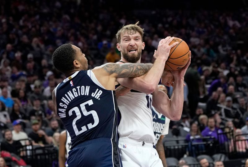 SACRAMENTO, CALIFORNIA - MARCH 29: Domantas Sabonis #10 of the Sacramento Kings looking to shoot gets fouled by P.J. Washington #25 of the Dallas Mavericks during the second half at Golden 1 Center on March 29, 2024 in Sacramento, California. NOTE TO USER: User expressly acknowledges and agrees that, by downloading and or using this photograph, User is consenting to the terms and conditions of the Getty Images License Agreement. (Photo by Thearon W. Henderson/Getty Images)