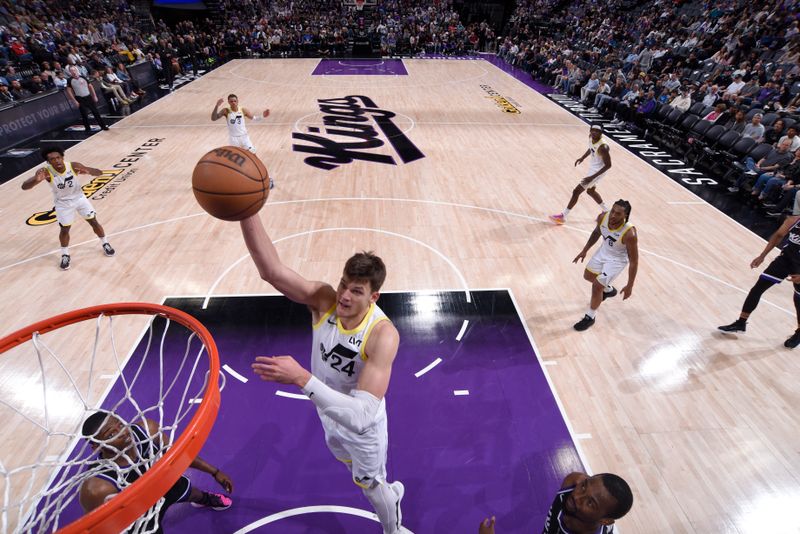 SACRAMENTO, CA - MARCH 31: Walker Kessler #24 of the Utah Jazz drives to the basket during the game against the Sacramento Kings on March 31, 2024 at Golden 1 Center in Sacramento, California. NOTE TO USER: User expressly acknowledges and agrees that, by downloading and or using this Photograph, user is consenting to the terms and conditions of the Getty Images License Agreement. Mandatory Copyright Notice: Copyright 2024 NBAE (Photo by Rocky Widner/NBAE via Getty Images)