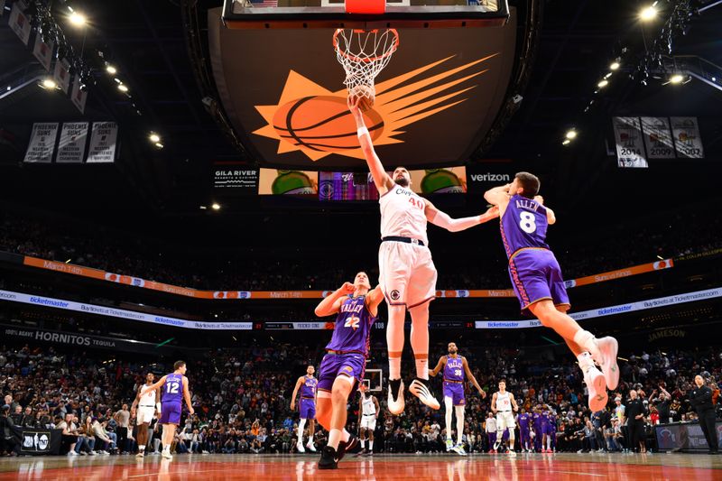 PHOENIX, AZ - MARCH 4:   Ivica Zubac #40 of the LA Clippers drives to the basket during the game against the Phoenix Suns on March 4, 2025 at Footprint Center in Phoenix, Arizona. NOTE TO USER: User expressly acknowledges and agrees that, by downloading and or using this photograph, user is consenting to the terms and conditions of the Getty Images License Agreement. Mandatory Copyright Notice: Copyright 2025 NBAE (Photo by Barry Gossage/NBAE via Getty Images)