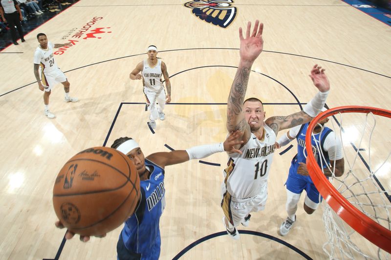 NEW ORLEANS, LA - JANUARY 15:  Daniel Theis #10 of the New Orleans Pelicans attempts a block on Brandon Williams #10 of the Dallas Mavericks during the game on January 15, 2025 at the Smoothie King Center in New Orleans, Louisiana. NOTE TO USER: User expressly acknowledges and agrees that, by downloading and or using this Photograph, user is consenting to the terms and conditions of the Getty Images License Agreement. Mandatory Copyright Notice: Copyright 2025 NBAE (Photo by Layne Murdoch Jr./NBAE via Getty Images)