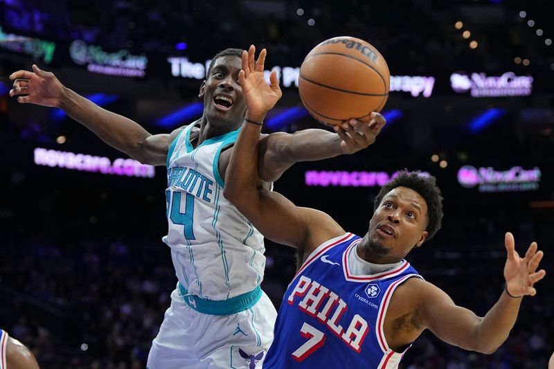 PHILADELPHIA, PENNSYLVANIA - NOVEMBER 10: Moussa Diabate #14 of the Charlotte Hornets reaches for the rebound against Kyle Lowry #7 of the Philadelphia 76ers in the second half at the Wells Fargo Center on November 10, 2024 in Philadelphia, Pennsylvania. The 76ers defeated the Hornets 107-105 in overtime. NOTE TO USER: User expressly acknowledges and agrees that, by downloading and/or using this photograph, user is consenting to the terms and conditions of the Getty Images License Agreement. (Photo by Mitchell Leff/Getty Images)