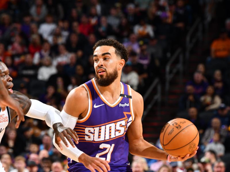 PHOENIX, AZ - NOVEMBER 27: Tyus Jones #21 of the Phoenix Suns dribbles the ball during the game against the Brooklyn Nets on November 27, 2024 at Footprint Center in Phoenix, Arizona. NOTE TO USER: User expressly acknowledges and agrees that, by downloading and or using this photograph, user is consenting to the terms and conditions of the Getty Images License Agreement. Mandatory Copyright Notice: Copyright 2024 NBAE (Photo by Barry Gossage/NBAE via Getty Images)