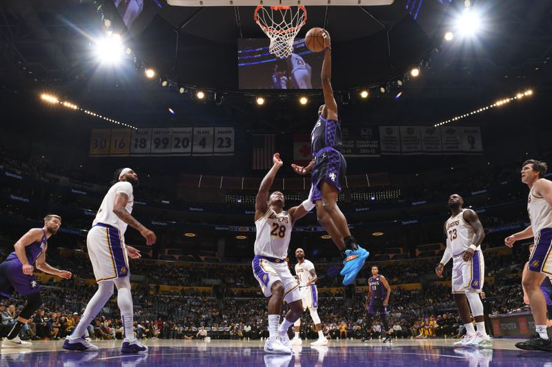 LOS ANGELES, CA - OCTOBER 26: De'Aaron Fox #5 of the Sacramento Kings drives to the basket during the game against the Los Angeles Lakers on October 26, 2024 at Crypto.Com Arena in Los Angeles, California. NOTE TO USER: User expressly acknowledges and agrees that, by downloading and/or using this Photograph, user is consenting to the terms and conditions of the Getty Images License Agreement. Mandatory Copyright Notice: Copyright 2024 NBAE (Photo by Adam Pantozzi/NBAE via Getty Images)