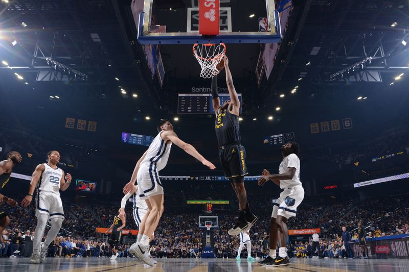 SAN FRANCISCO, CA - NOVEMBER 15: Kevon Looney #5 of the Golden State Warriors dunks the ball during the game against the Memphis Grizzlies during the Emirates NBA Cup game on November 15, 2024 at Chase Center in San Francisco, California. NOTE TO USER: User expressly acknowledges and agrees that, by downloading and or using this photograph, user is consenting to the terms and conditions of Getty Images License Agreement. Mandatory Copyright Notice: Copyright 2024 NBAE (Photo by Noah Graham/NBAE via Getty Images)