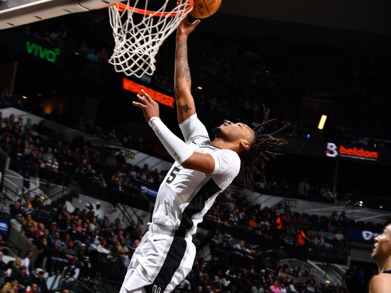 SAN ANTONIO, TX - JANUARY 17: Stephon Castle #5 of the San Antonio Spurs drives to the basket during the game against the Memphis Grizzlies on January 17, 2025 at the Frost Bank Center in San Antonio, Texas. NOTE TO USER: User expressly acknowledges and agrees that, by downloading and or using this photograph, user is consenting to the terms and conditions of the Getty Images License Agreement. Mandatory Copyright Notice: Copyright 2025 NBAE (Photos by Barry Gossage/NBAE via Getty Images)