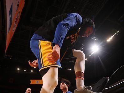 SAN FRANCISCO, CA - NOVEMBER 30: Stephen Curry #30 of the Golden State Warriors warms up before the game against the LA Clippers on November 30, 2023 at Chase Center in San Francisco, California. NOTE TO USER: User expressly acknowledges and agrees that, by downloading and or using this photograph, user is consenting to the terms and conditions of Getty Images License Agreement. Mandatory Copyright Notice: Copyright 2023 NBAE (Photo by Jed Jacobsohn/NBAE via Getty Images)