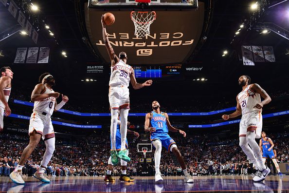 PHOENIX, AZ - NOVEMBER 12: Kevin Durant #35 of the Phoenix Suns drives to the basket during the game against the Oklahoma City Thunder on November 12, 2023 at Footprint Center in Phoenix, Arizona. NOTE TO USER: User expressly acknowledges and agrees that, by downloading and or using this photograph, user is consenting to the terms and conditions of the Getty Images License Agreement. Mandatory Copyright Notice: Copyright 2023 NBAE (Photo by Barry Gossage/NBAE via Getty Images)