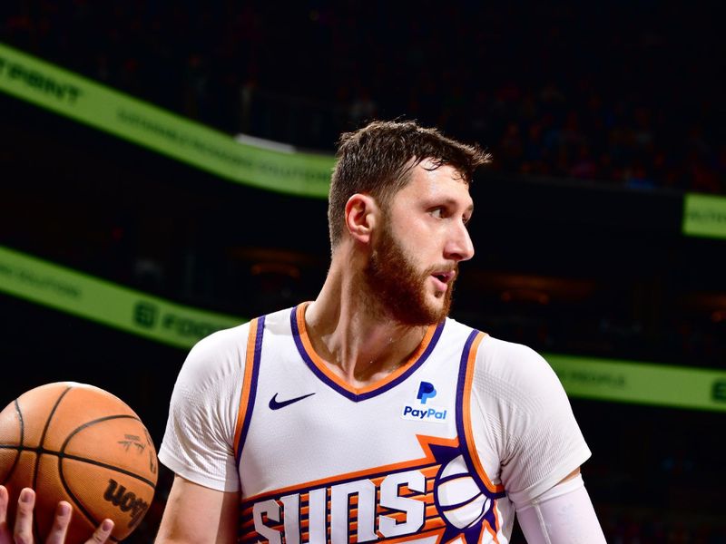 PHOENIX, AZ - JANUARY 22: Jusuf Nurkic #20 of the Phoenix Suns looks to pass the ball during the game against the Chicago Bulls on January 22, 2024 at Footprint Center in Phoenix, Arizona. NOTE TO USER: User expressly acknowledges and agrees that, by downloading and or using this photograph, user is consenting to the terms and conditions of the Getty Images License Agreement. Mandatory Copyright Notice: Copyright 2024 NBAE (Photo by Barry Gossage/NBAE via Getty Images)