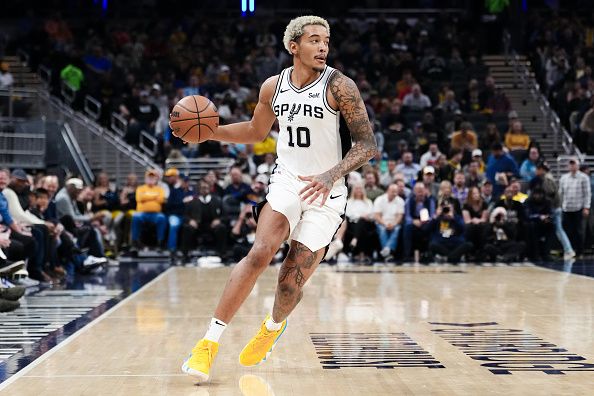 INDIANAPOLIS, INDIANA - NOVEMBER 06: Jeremy Sochan #10 of the San Antonio Spurs dribbles the ball in the first quarter against the Indiana Pacers at Gainbridge Fieldhouse on November 06, 2023 in Indianapolis, Indiana. NOTE TO USER: User expressly acknowledges and agrees that, by downloading and or using this photograph, User is consenting to the terms and conditions of the Getty Images License Agreement. (Photo by Dylan Buell/Getty Images)