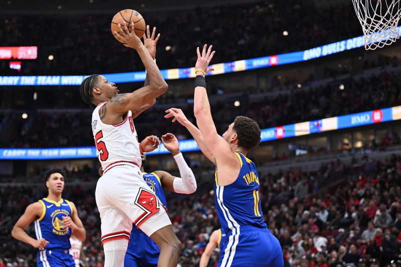 CHICAGO, ILLINOIS - JANUARY 12:  Dalen Terry #25 of the Chicago Bulls shoots over Klay Thompson #11 of the Golden State Warriors in the first half on January 12, 2024 at United Center in Chicago, Illinois.   NOTE TO USER: User expressly acknowledges and agrees that, by downloading and or using this photograph, User is consenting to the terms and conditions of the Getty Images License Agreement.  (Photo by Jamie Sabau/Getty Images)