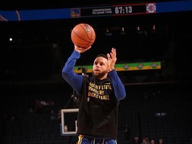 SAN FRANCISCO, CA - NOVEMBER 30: Stephen Curry #30 of the Golden State Warriors warms up before the game against the LA Clippers on November 30, 2023 at Chase Center in San Francisco, California. NOTE TO USER: User expressly acknowledges and agrees that, by downloading and or using this photograph, user is consenting to the terms and conditions of Getty Images License Agreement. Mandatory Copyright Notice: Copyright 2023 NBAE (Photo by Jed Jacobsohn/NBAE via Getty Images)